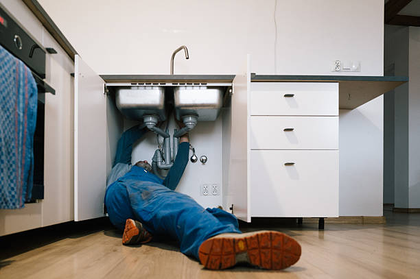 Professional Emergency Plumber technician working in Jacksboro, TX